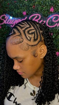 Design Lemonade Braids, 2000s Braids Hairstyles, Half Lemonade Braids Half Knotless, Half Lemonade Braids, Short Lemonade Braids, Heart Lemonade Braids, Bohemian Lemonade Braids, Half Braids Half Curls, Hair Inspo Braids