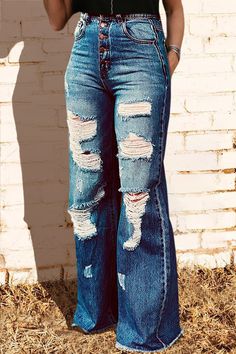 Cheap Distressed Flare Jeans, Cheap Ripped Wide Leg Flare Jeans, Full Length Distressed Denim Blue Flare Jeans, Distressed Washed Blue Wide Leg Flare Jeans, Washed Blue Distressed Wide Leg Flare Jeans, Festival Outfits Ideas, Trendy Festival Outfits, Flair Jeans Outfit, Cool Clothes