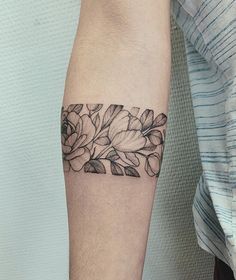 Square Flower Tattoo, Feminine Arm Tattoos, Tattoo Perna, Inspo Tattoo, Beauty Tattoo, Tattoo Signs, Crocus Flower, Arm Band Tattoo, Peonies Tattoo