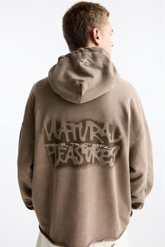 Pull And Bear Men, Hoodie Design Ideas, Classy Clothing, Full Sleeve Tshirt, Basic Sweatshirt, Sweat Hoodie, Pull N Bear, Tee Shirt Designs, Design Creative