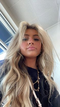 Pretty Blondes Green Eyes, Aesthetic Blonde Highlights On Dark Hair, Blonde Hair Inspo Money Pieces, Snapchat Pics Ideas, Hair Color Blonde With Lowlights, Hair Colora, Blinde Hair, Cute Preppy Aesthetic, Blonde Latina