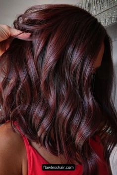 El castaño rojizo apótico es un color de pelo misterioso, llamativo y encantador. ¿Qué más puede desear una mujer?// Crédito de la foto: instagram @hairby.ashleypac Cherry Brown Hair, Pelo Color Vino, Red Balayage Hair, Wine Hair Color, Red Hair Inspo, Wine Hair, Hair Color Options, Hair Color Burgundy, Dark Red Hair