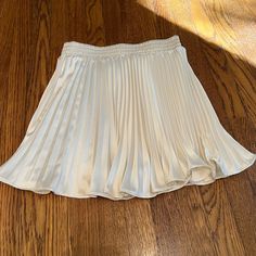 White Silk Skirt Spring Pleated Flowy Mini Skirt, Chic Midi Flowy Skort, Chic Spring Midi Skort, Casual Cream Party Skirt, Chic Pleated Cream Mini Skirt, Spring Cream Pleated Mini Skirt, Cream Mini Pleated Skirt, Cream Pleated Mini Skirt, Elegant Midi Skort For Spring