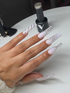 White Silver Nails Acrylic, Christmas Nails White And Silver, White And Silver Christmas Nails, Winter Nails Silver, Silver Winter Nails, Silver Christmas Nails, Sliver Nails, Winter Ball