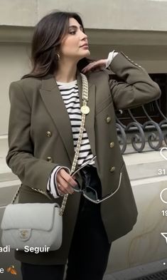 Olive Green Handbag Outfit, Army Green Blazer Outfit, Blazer Verde Outfits Mujer, Taupe Blazer Outfit, Khaki Blazer Outfit Women, Olive Blazer Outfit, Olive Green Blazer Outfit, Blazer Outfits For Women Casual, Khaki Green Blazer