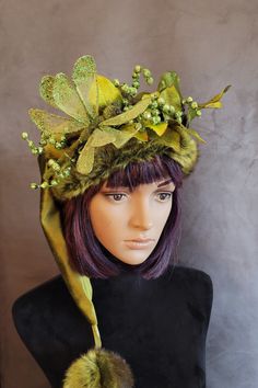 SIZING  Smalls fit up to a 21 inch head, average, dragonfly and short hats will fit average heads 22 to 23 inches.    These hats are made from a GORGEOUS mossy green velvet that has such a nice sheen to it. This hat reminds me of being in the Redwood Forest with the bright greens and rich browns. The brims are a short fur that is so ultra soft in that gorgeous green with bands of brown. The brims are cut generously so they can be cuffed down for added fullness.    There's one hat that has a crow