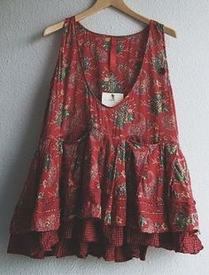 Este toop rojo es reallt agradable. Ella tiene un patrón en él que lo hace perfecto para usar durante la primavera. Me gustaría llevar esto a la playa. Estilo Hippie, Stil Boho, Mode Boho, Bohol, Red Boho, Boho Shirts, Churidar