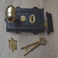 there is a brass doorknob and keys on the table