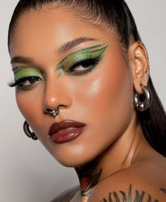 Makeup looks/makeup ideas/eye makeup/eye shadow looks/lips/ lipsticks/liparts/hairstyles/ earrings/green 70s Glam Makeup, Bohemian Makeup, Wedding Nail Colors, Fire Makeup, Party Makeup Looks, High Fashion Makeup, Dope Makeup, Bold Makeup