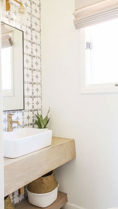 How To Build a DIY Bathroom Mirror Frame The Easy Way Chic Powder Room, Minimalist Dekor, Diy Home Decor For Apartments, Bad Inspiration, Diy Boho, Boho Bathroom