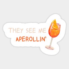 an orange drink with the words, they see me aperollin '