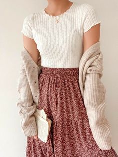 já fui de ter todos os gostos de estilo. hoje eu prefiro o minimalista delicado e confortável, que me faça sentir Leveza e me faz bem. Diz pra mim qual é o seu estilo atual? Surfergirl Style, Teaching Outfits, Cute Modest Outfits, Cottagecore Outfits, Stil Boho, Cottagecore Fashion, Church Outfits, Mode Inspiration, Looks Vintage