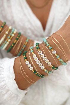 Joncs plaqué or 
Bracelets personnalisables colorés 
Bijoux fantaisies femmes Brazilian Bracelet, Homemade Bracelets, White Food, Diy Jewlery, Aesthetic Lifestyle, Bead Charms Diy, Accessories Bag, Beaded Jewelry Tutorials, Life Funny