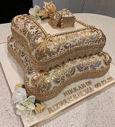 there is a cake that looks like an old couch on top of a table with flowers