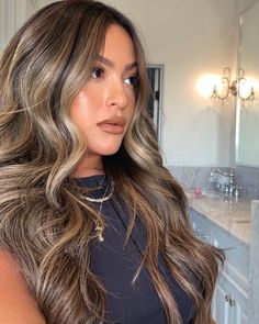 Brown Skin Blonde Hair, Baylage Hair, Honey Hair Color, Highlights Curly Hair, Black Hair Balayage, Bridesmaid Hair Makeup, Gorgeous Hair Color, Bangs With Medium Hair