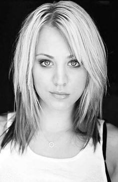 Kaley Cuoco - Penny - The Big Bang Theory Highlights Red, Black Highlights, Short Hairstyles For Thick Hair, Hairstyles For Round Faces, Medium Hair Cuts, Shoulder Length Hair, Hair Today, Great Hair