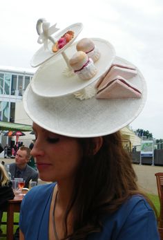 Unique Afternoon Tea Hat at Royal Ascot - someone teach me how to make this… Tea Hat, Unusual Hats, Crazy Hat, Tea Hats, Mad Hat, Crazy Hat Day, Silly Hats, Royal Ascot Hats, Ascot Hats