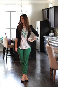 Green Pants Outfit, Look Office, Teaching Outfits, Mode Casual, Green Pants, Looks Chic, Blazer Outfits, Work Outfits Women