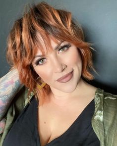 Bixie Haircut: Trendy Short Hairstyle For 2022 - Barb Ideas Short Shag With Highlights, Short Messy Shag Haircuts, Flirty Hairstyles, Cropped Bob, Messy Bobs, Mullet Shag, Bixie Haircut, Mullet Hair, Shaggy Pixie