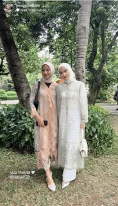 Style Kondangan Hijab, Outfit Kondangan Casual, Renda Kebaya, Model Dress Kebaya, Kondangan Outfit, Batik Dress Modern, Eid Outfit, Eid Outfits, Muslim Outfits Casual