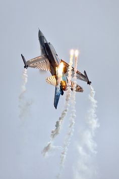 Countermeasures by Neil O'Connell on 500px F 16 Falcon, Military Hardware, Aviation Photography, Air Show