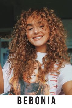 Light Red Curly Hair, Hair Dye Ideas Curly, Hair Dye Ideas Curly Hair, Curly Hair Cuts For Round Faces, Pelo Color Cobre, Curly Hair Dye Ideas, Curly Hair Dye, Curl Cut, Long Curly Haircuts