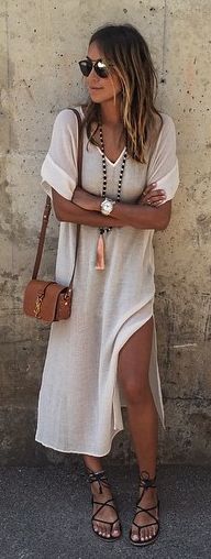 I love how simple and flowy this dress is. I could see myself wearing this dress while running around, or at a friends house, I could do so many things with it. Bohemian Attire, Boho Chic Outfits Summer, Boho Street Style, Stile Boho Chic, Casual Chic Summer, Boho Mode, Aritzia Dress, Boho Styl, Chic Summer Outfits