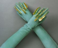 Green doeskin gloves with gold leather fins Elsa Schiaparelli, 1939 The Philadelphia Museum of Art Capitol Couture, Gloves Fashion, Gloves Design, Moda Paris, Womens Gloves, Gold Leather