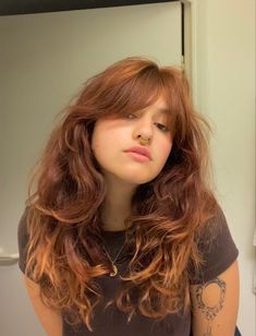 Hair Inspo Fall 2023, Ginger Hair Dye On Brown Hair, Shag Hairstyles Aesthetic, 60s Shag Hair, Redhead Wavy Hair, Main Character Haircut, Ginger Hair On Brown Hair, Ginger On Brown Hair, Haircuts For Gingers