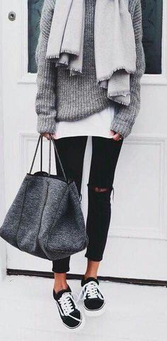 Um look muito descontraido Skirt Diy, Cooler Style, Model Pose, Sweater Outfit, Winter Trends, Blanket Scarf