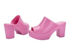 Minimalist and stylish, Melissa's mule is a sure-fire item in any closet. A simple clog, enriched by an unusual heel, bringing personality to even the most basic looks. Punk Love, Punk Movement, Viktor & Rolf, Jelly Shoes, Quirky Design, Pink Beige, Baby Disney, Mickey And Friends, Mule