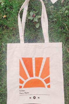 Cute Toat Bag, Painting Ideas For Bags, Painting Toat Bag Ideas, White Tote Bag Painting Ideas, Diy Summer Tote Bag, Painted Toat Bag, Painted Totebag Ideas, Toat Bags Painted, Toat Bag Design