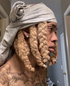 Reverse Ombre Locs Men, Ginger Hair Dreads, Blond Dreads Men, Side Barrel Twist Locs, Honey Blonde Locs Men, Three Strand Twist Locs, Honey Blonde Dreads Men, Loc Color Ideas Men