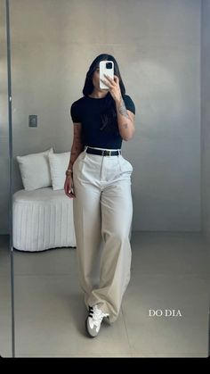 Samba Work Outfit, Casual Buissnes Outfit Women, Khaki Slacks Outfit Women, Trouser And Sneakers Outfit Women, Outfits Elegantes Aesthetic, Singapore Aesthetic Outfit, Outfits With Sambas Women, How To Style Samba Adidas, Outfit Semi Formal Mujer