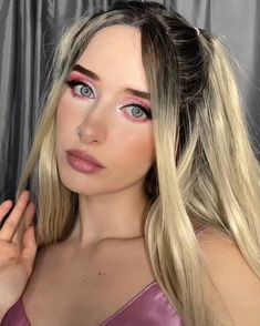 #euphoria #cassieeuphoria #softegirl #egirlaesthetic #festivalmakeup #makeup #blondehaircolor #pinkeyemakeup #tiktok #transformation Cassie Euphoria, Soft Egirl, E Girl Aesthetic, Pink Eye Makeup, Powerpuff Girl, Festival Makeup, Transformation Tuesday, Dark Blonde, Blonde Wig