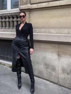 Long Black Leather Skirt Outfit, Lebanon Outfits, Long Leather Skirt Outfit, Black Leather Skirt Outfit, Outfits Faldas, Long Leather Skirt, Outfits Night Out, Outfit Elegantes, Leather Skirt Outfit