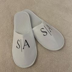 Our signature personalised slippers perfect for the evening of the wedding for all the guests. Personalise with your wedding monogram.  Please email us with your monogram logo upon purchase. The logo must be a basic logo with only one colour. They will be printed in black unless otherwise agreed on messages. Wedding Slippers For Guests, Flip Flop Wedding Favors, Personalised Slippers, Flip Flops Wedding, Personalized Slippers, Wedding Flip Flops, Wedding Slippers, Wedding Monogram, One Colour