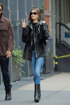 Kaia Gerber Leather Jacket, Kaia Gerber Winter, Kia Gerber, Style Dr Martens, Kaia Gerber Style, Fashion Mumblr, Kaia Gerber, Paris Outfits, Street Style Winter