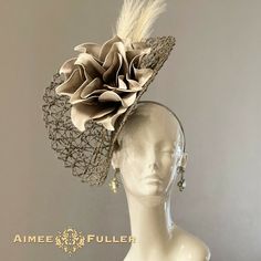 Derby Hats Diy Ideas, Hair Styles With Hats, Derby Hats Diy, Derby Gala, Floral Fascinator, Cup Hat, Floral Fascinators, Kentucky Derby Fascinator, Breeders Cup