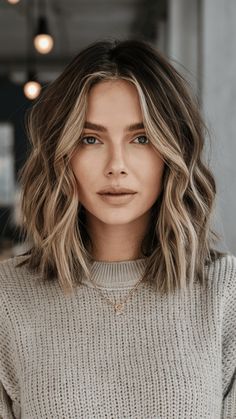 Above The Shoulder Balayage, Elegant Hair Color Ideas, Medium Length Fall Hair Color, Medium Extensions, Shoulder Length Fall Hair, Red And Brunette, Fall Short Hair, 2024 Hair Trends