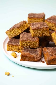 Soft meets chewy in these easy, cinnamon sugar topped Brown Butter Snickerdoodle Blondies made more decedent with rich & nutty brown butter. Snickerdoodle Blondies, Snickerdoodle Bars, Pie Dough Recipe, Lemon Scones, Sugar Pumpkin, Butter Pie, Easy Cinnamon, Pastry Blender, Pumpkin Cake