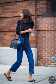 boyfriend jeans black sweater Chanel Street Style, Jeans Trend, Street Style 2016, Trending Sandals, Looks Street Style, Street Style Summer, Looks Chic, 가을 패션, Street Chic