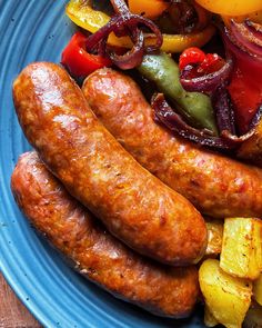 Plate with cooked sausages on it Easy Oven, Baked Chicken Thighs, Oven Baked Chicken, Turkey Sandwiches, Spinach Stuffed Chicken, Chopped Salad, Sausages