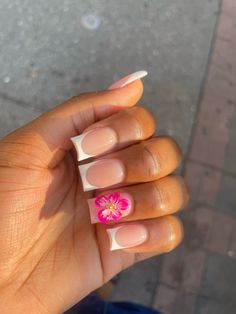 Nail Designs Flowers Simple Floral, Short French Tip Acrylic Nails With Flower, Acrylic Flowers On Nails 3d, Birthday Nails 3d Flowers, 3d Flower Nails Simple, Flower Nail Designs French Tips, Summer Nails With Hibiscus Flowers, Hibiscus Flower Nails 3d, White Hibiscus Flower Nails