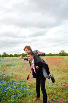 guy prom picture pose inspo Brother And Sister Hoco Pics, Homecoming Photo Ideas With Friends Guys, Prom Poses Friends Guys, Hoco Pic Ideas Group, Fun Hoco Pictures, Funny Hoco Poses With Date, Homecoming Photoshoot, School Dance Pictures