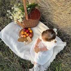 Toddler Picnic Photoshoot, Apple Orchard Picnic, Lemon Photoshoot Ideas, Picnic Kids Photoshoot, Baby Picnic Photoshoot, Baby Outdoor Photoshoot, Apple Orchard Photoshoot, Mother Baby Photography, Baby Birthday Photoshoot