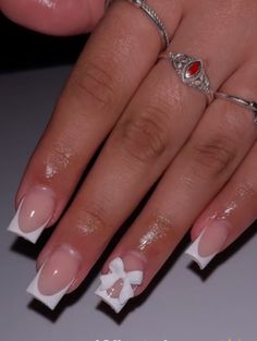 Short Acrylic Nails With Bow, Nail Inspo Trendy White, Short French Tip Nails Design, Bow Acrylic Nails French Tip, Cute Short White Nails With Design, Senior Nails Graduation, French Tip Nails With Bow Design, White French With Bow, Nails Acrylic Bow