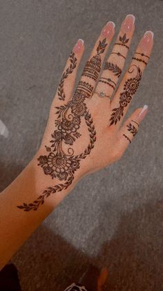 Easy and Simple Mehndi Design Ideas Henna Designs Wrist, Cute Henna, Kutek Disney