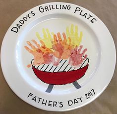 a father's day plate with handprints and the words daddy's grilling plate on it