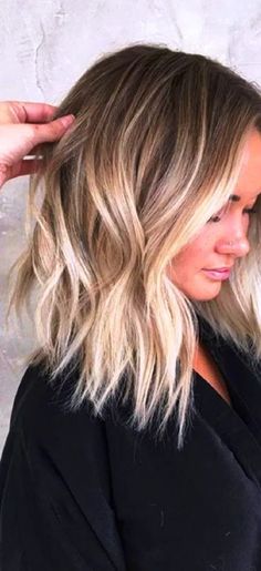 Feather ends hairstyle Balayage Hair Brunette Short, Long Bob Balayage, Hairstyle Balayage, Ombre Blond, Gorgeous Hairstyles, Hair Color Crazy, Balayage Hair Dark, Brown Hair Balayage